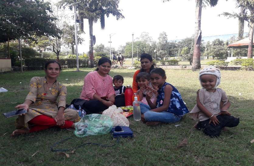 देखरेख के अभाव में बदहाल होता जा रहा कमला नेहरू पार्क देखरेख के अभाव में बदहाल होता जा रहा कमला नेहरू पार्क