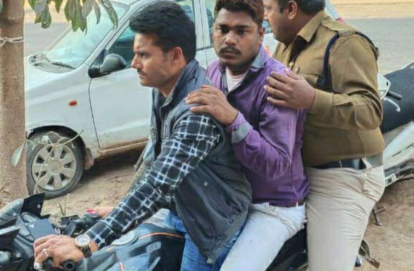 Police picked up a young man who came to sell stolen mobile चोरी का मोबाइल बेचने आए युवक को उठा ले गई पुलिस