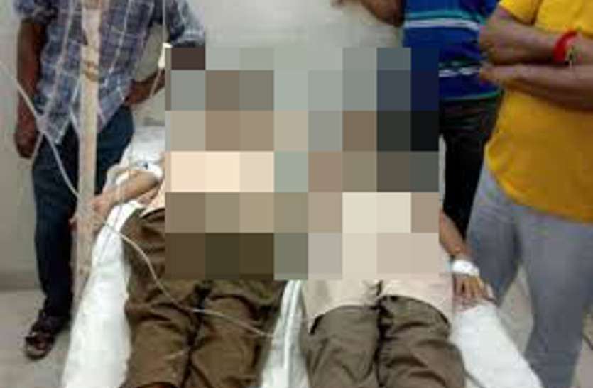 Breaking News: रात में एक साथ पढ़ाई कर रहीं 2 छात्राओं ने खाया जहर, चंद घंटे में दोनों की मौत से सदमे में 2 परिवार Breaking News: रात में एक साथ पढ़ाई कर रहीं 2 छात्राओं ने खाया जहर, चंद घंटे में दोनों की मौत से सदमे में 2 परिवार