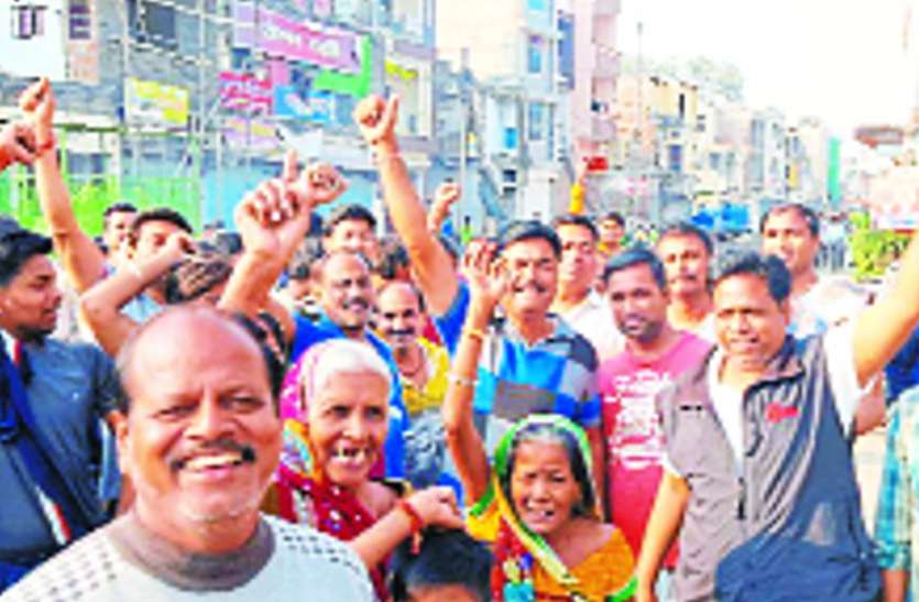 अफसर सिर्फ आश्वासन देकर निकल गए, लोगों ने खाली बर्तन रख कर दिया चक्काजाम अफसर सिर्फ आश्वासन देकर निकल गए, लोगों ने खाली बर्तन रख कर दिया चक्काजाम