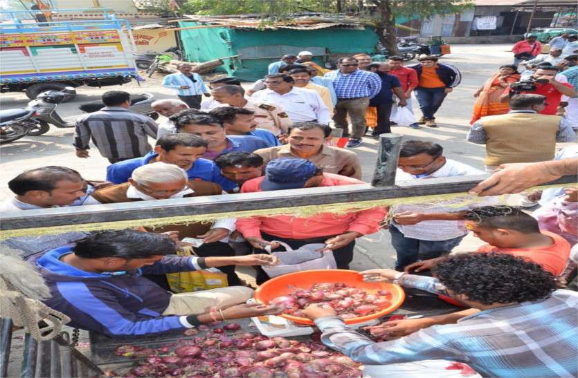 The line of those who bought such price of onion started. उज्जैन में प्याज के ऐसे दाम कि खरीदने वालों की लाइन लग गई