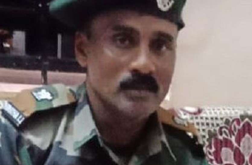सेना का फर्जी अधिकारी गिरफ्तार सेना का फर्जी अधिकारी गिरफ्तार