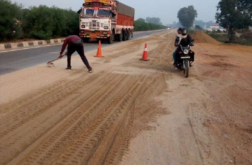 कार्रवाई का खौफ, सडक़ पर खाली कर रहे बजरी कार्रवाई का खौफ, सडक़ पर खाली कर रहे बजरी