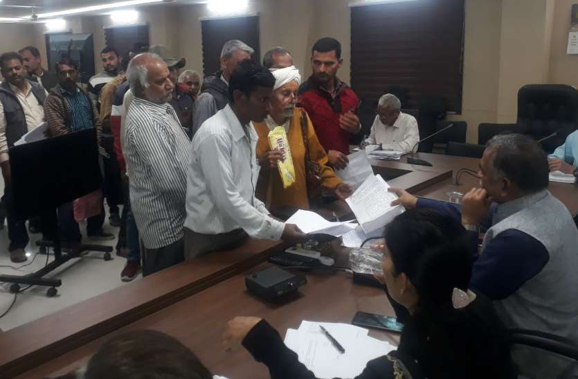डीआइजी कार्यालय में डूयटी कर रहा अभियुक्त, बहू ने कलेक्टर से की शिकायत डीआइजी कार्यालय में डूयटी कर रहा अभियुक्त, बहू ने कलेक्टर से की शिकायत