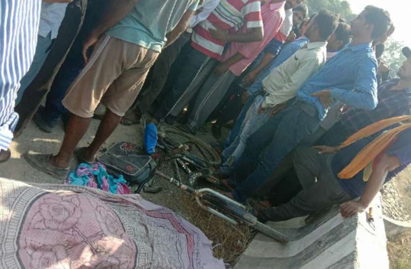 patrika डंपर की जोरदार टक्कर से छात्रा की मौत, भड़के लोगों ने लगाया जाम