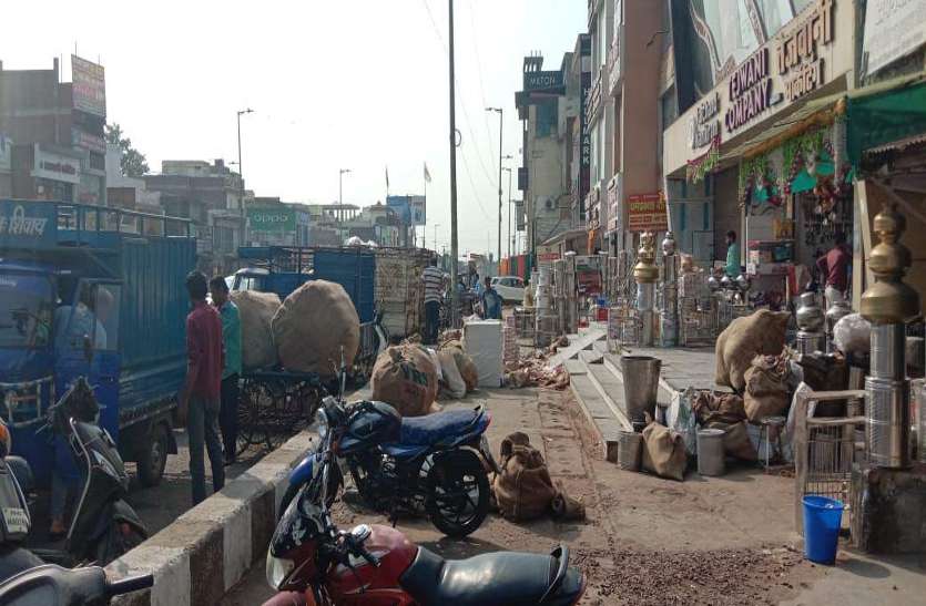 फुटपाथ पर व्यापारियों ने कर रखा है कब्जा, मुख्य मार्ग पर पार्क हो रहे वाहन फुटपाथ पर व्यापारियों ने कर रखा है कब्जा, मुख्य मार्ग पर पार्क हो रहे वाहन