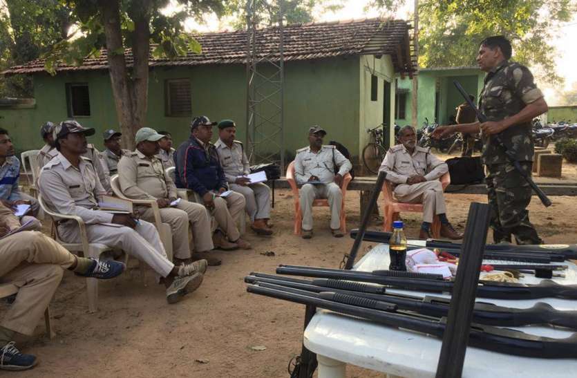 Arms and uniform discipline given to forest staff वन अमले को दिया गया शस्त्र एवं वर्दी अनुशासन का प्रशिक्षण
