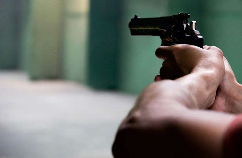 shot.jpg दो भाई कर रहे थे तमंचा चेक, अचानक गोली चलने से हुई बड़े भाई की मौत