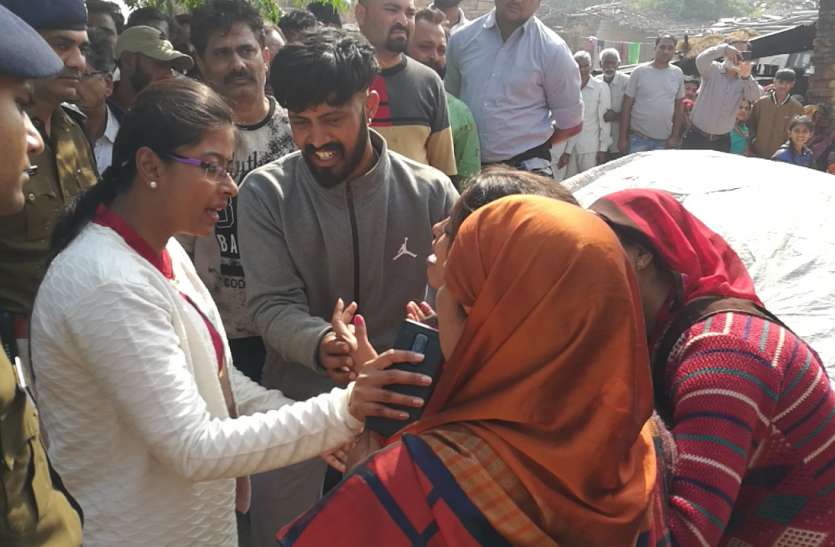 कलेक्टर ने मानी मांगें, तब किया मृतकों का अंतिम संस्कार कलेक्टर ने मानी मांगें, तब किया मृतकों का अंतिम संस्कार