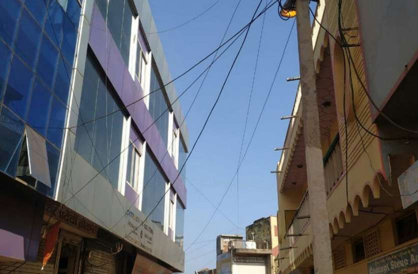 बिजली की बर्बादी, दिन में जगमगाती स्ट्रीट लाइट बिजली की बर्बादी, दिन में जगमगाती स्ट्रीट लाइट