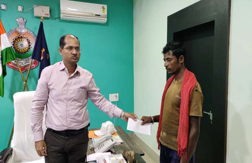 सरकार की पुनर्वास नीति से प्रभावित होकर इस खूंखार नक्सली ने किया सरेंडर