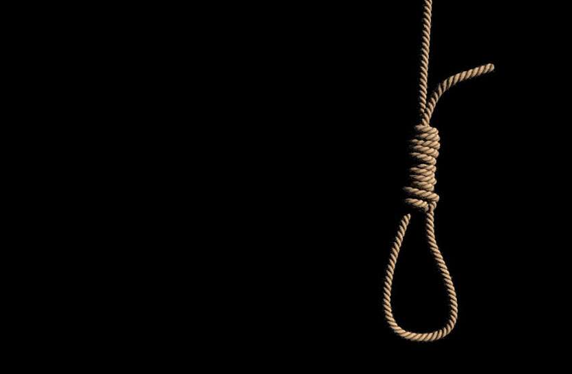 छात्रा ने पर्ची में युवक के बारे में यह लिखकर दे दी जान छात्रा ने पर्ची में युवक के बारे में यह लिखकर दे दी जान