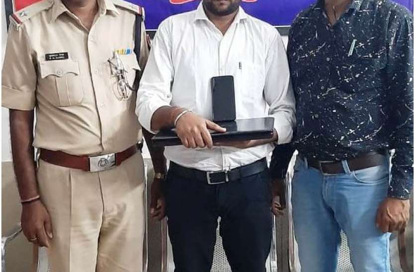 पीएनआर, मोबाइल की सूचना से इ-टिकट एजेंट को पकड़ा पीएनआर, मोबाइल की सूचना से इ-टिकट एजेंट को पकड़ा