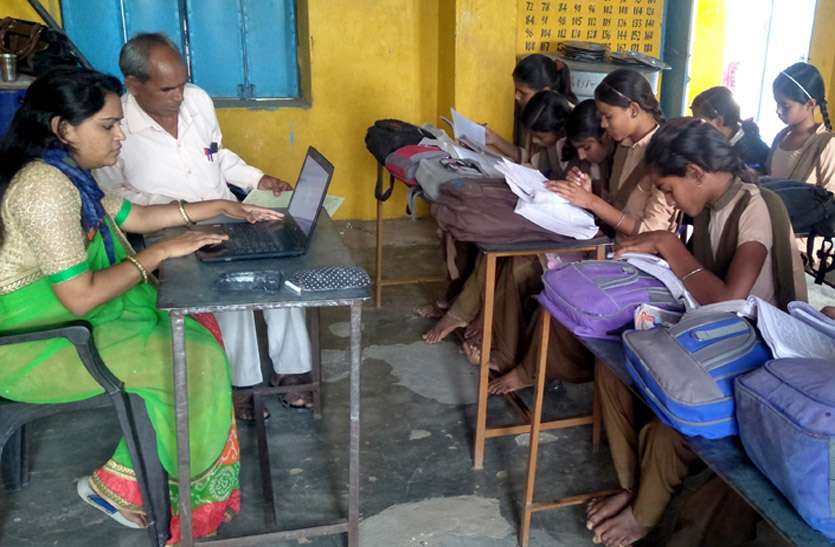 शाला दर्पण में उलझ ‘बाबू’ बन गए सरकारी शिक्षक, विद्यालयों में चौपट हो रहा शिक्षण कार्य शाला दर्पण में उलझ ‘बाबू’ बन गए सरकारी शिक्षक, विद्यालयों में चौपट हो रहा शिक्षण कार्य