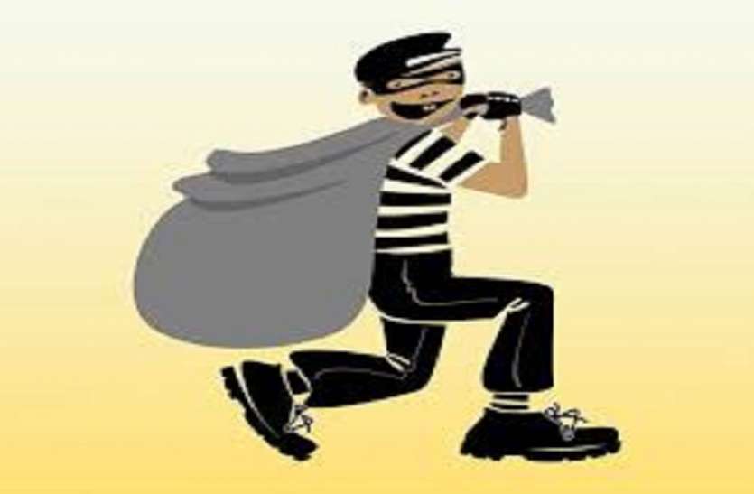 Theft एक ही इलाके में तीन घरों से गहने किए चोरी