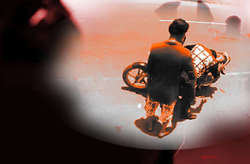 theft.jpg बातों में लगाकर कलेक्शन एजेंट की स्कूटी की डिक्की से नौ लाख पार