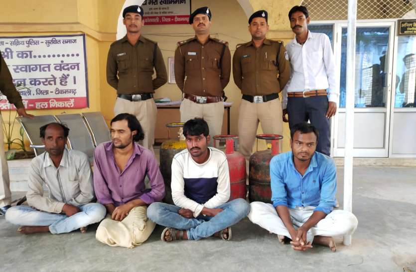 The cylinders were stolen and sold चार सिलेण्डर चोरी करने वाले चार चोर, चार घंटे में गिरफ्तार