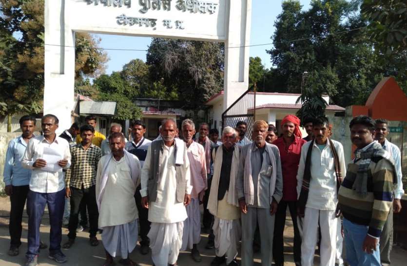 दो माह से खराब पड़ी डीपी, नहीं हो पा रही सिंचाई, किसान परेशान दो माह से खराब पड़ी डीपी, नहीं हो पा रही सिंचाई, किसान परेशान