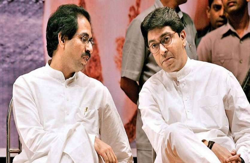 uddhav-raj.jpg तो उद्धव अपने शपथ ग्रहण समारोह के लिए चचेरे भाई राज ठाकरे को न्योता भेजेंगे!