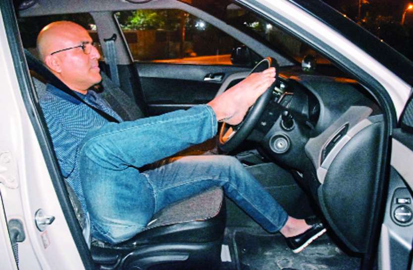 Vikram Drive Car with feet हौसले को सलाम! अपने पैरों से चला लेते हैं कार, गवर्नमेंट ने लाइसेंस भी किया है इश्यू