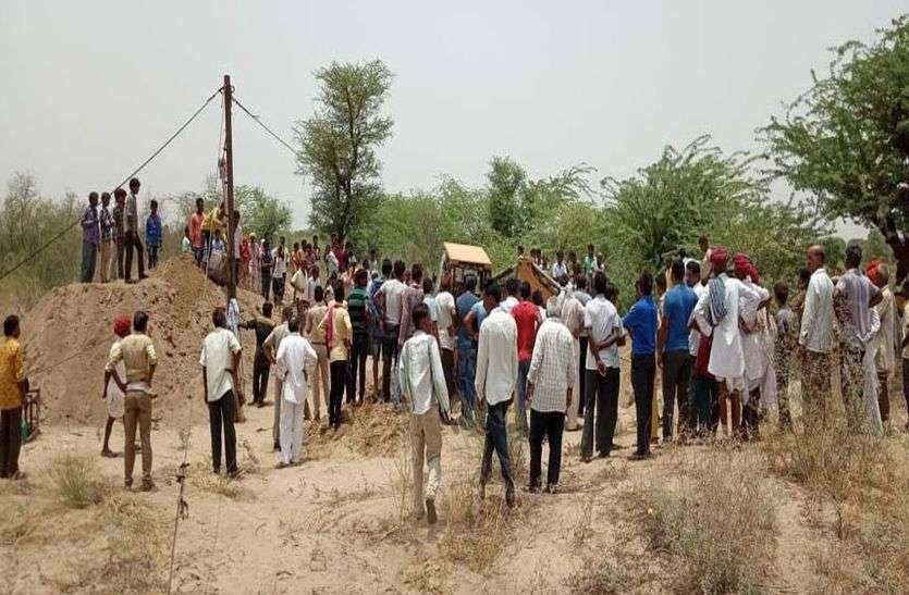 Farmer died from falling into well in bhilwara,Farmer died from falling into well in bhilwara खेत पर गया किसान देर शाम तक नहीं लौटा तो परिजनों ने तलाश किया, कुएं में झांककर देखा तो खिसक गई पैरों तले जमीन