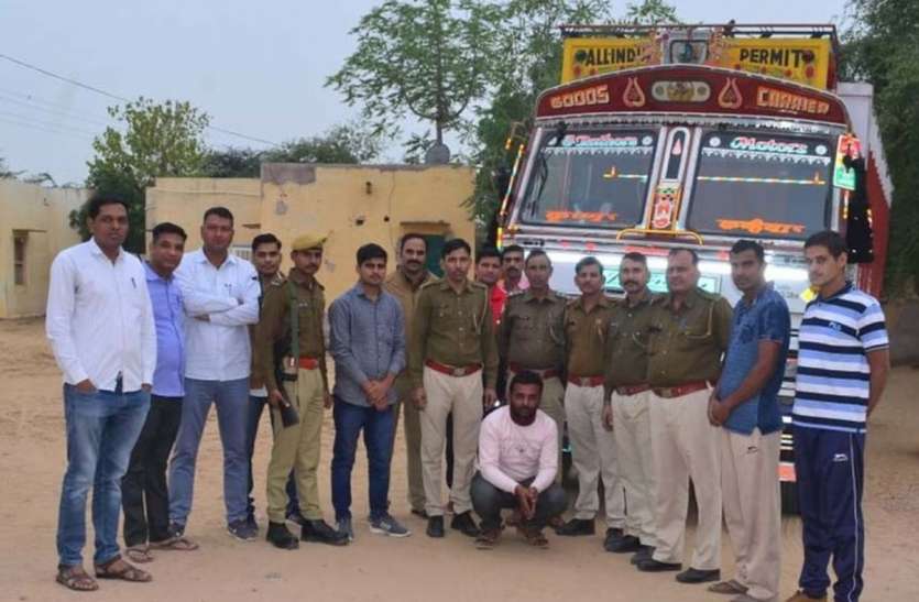 अवैध शराब से भरा ट्रक पकड़ा, 25 लाख रुपए शराब की कीमत अवैध शराब से भरा ट्रक पकड़ा, 25 लाख रुपए शराब की कीमत