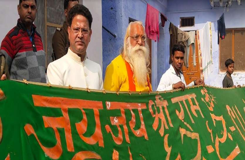 आजम खान ने रामलला को चढ़ाई 50 फीट लंबी चुनरी, महंत नृत्य गोपाल दास से की मुलाकात आजम खान ने रामलला को चढ़ाई 50 फीट लंबी चुनरी, महंत नृत्य गोपाल दास से की मुलाकात