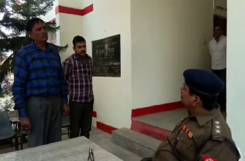 bribe case filed against forest department inspector in chandauli पांच सौ रूपये की रिश्वत लेते रंगे हाथ धराए वन विभाग के दरोगा, मुकदमा दर्ज