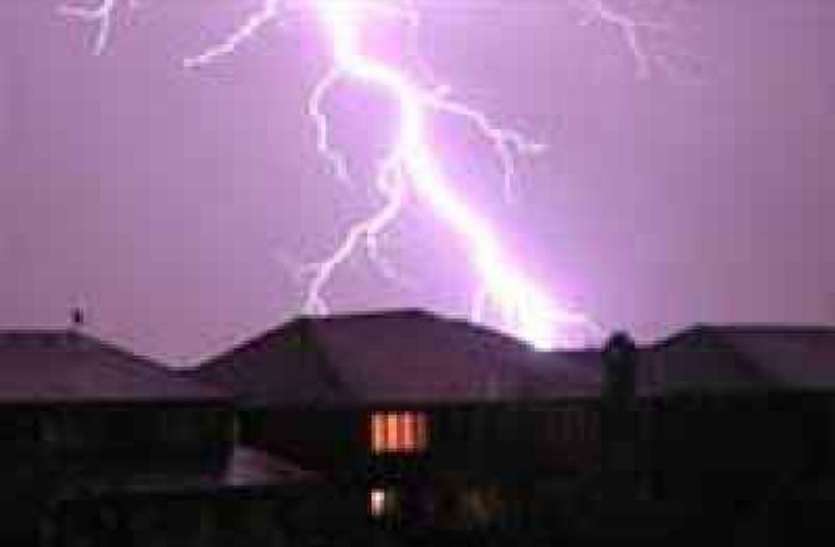 lightning.jpg आखिर आमेर महल के इसी हिस्से में क्यों गिरी मौत की बिजली.... अब तक ग्यारह मर चुके.... जानिए पूरा सच