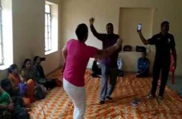 Jalore teacher performs nagin dance, suspended प्रशिक्षण शिविर में शिक्षक और शिक्षिका ने किया नागिन डांस, VIDEO वायरल होने के बाद गिरी गाज