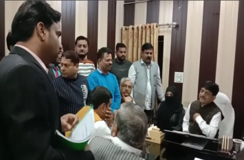 minister Kapil Dev Aggarwal held a meeting with the officers in shamli Video: प्रभारी मंत्री ने अफसरों के साथ मीटिंग करते ही एसडीएम को सौंप दी जांच