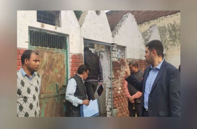 CDO विद्यालय निरीक्षण के दौरान गंदा टॉयलेट देख चढ़ा सीडीओ का पारा, ग्राम प्रधान और पंचायत सचिव को शौचालय के अंदर खड़ा रखा...