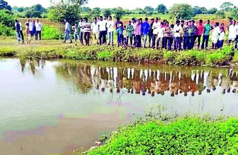 बाइक पर पिता के साथ घूमने आए दो मासूम बेटे, पोखर में मिली दोनों की लाश, बाप हुआ फरार बाइक पर पिता के साथ घूमने आए दो मासूम बेटे, पोखर में मिली दोनों की लाश, बाप हुआ फरार