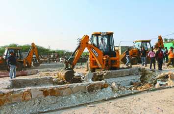 Say, remove the encroachment, then action will be taken कलेक्टर ने किलकिला फीडर नहर का किया निरीक्षण, बोले रहवाशी हटा लें अतिक्रमण नहीं तो होगी कार्रवाई