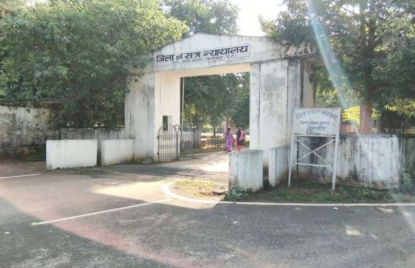दो जवानों को मौत के घाट उतरने वाला हत्या का आरोपी आरक्षक कोर्ट से हुआ फरार, तलाश में जुटी पुलिस