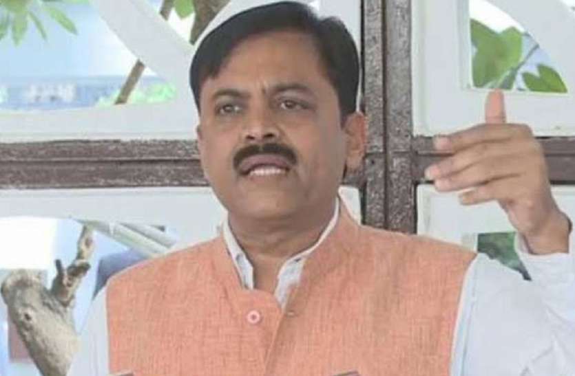 उद्धव बने मुख्यमंत्री तो भाजपा सांसद ने कहा, गोडसे भक्त को बधाई उद्धव बने मुख्यमंत्री तो भाजपा सांसद ने कहा, गोडसे भक्त को बधाई