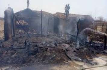 house burnt because of temple lamp light घर के मंदिर में दीया जलाकर बैंक गई,वापस लौट तो सब कुछ हो गया था ख़ाक