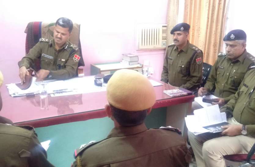आईजी ने किया डीएसपी ऑफिस का निरीक्षण, अपराधों पर नियंत्रण करने के दिए निर्देश आईजी ने किया डीएसपी ऑफिस का निरीक्षण, अपराधों पर नियंत्रण करने के दिए निर्देश