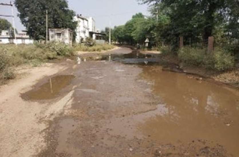 पंचायत ने नाला निर्माण अधूरा छोड़ा सड़क पर जमा गंदा पानी राह में बना रोड़ा पंचायत ने नाला निर्माण अधूरा छोड़ा सड़क पर जमा गंदा पानी राह में बना रोड़ा