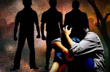 Gang rape with girlfriend Girlfriend को पहले दोस्त के रूम पर बुलाया फिर दोस्तों के साथ मिलकर प्रेमी ने किया लड़की का बलात्कार