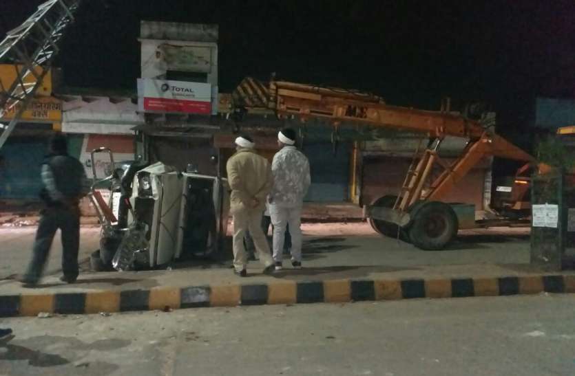 loot in bharatpur : Accident of robbery accused : crime in bharatpur लूट के बाद हुई नाकाबंदी को देख बदमाशों से भरी गाड़ी बेकाबू होकर पलटी, घायल होकर भी आरोपी भागे...