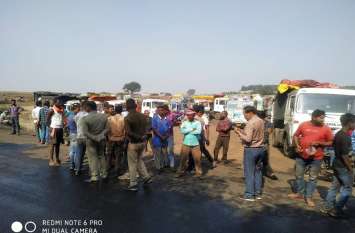 Surajpur crime: Road blockade for coal transportation by angry people चलती-फिरती मौत की चपेट में आते-आते बचा बाइक सवार, गुस्साए लोगों ने ठप किया कोल परिवहन