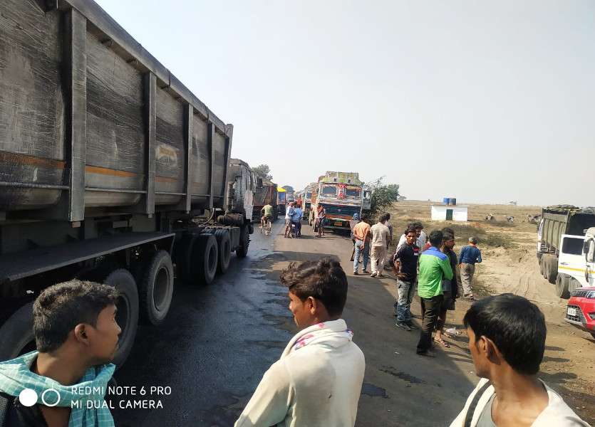 चलती-फिरती मौत की चपेट में आते-आते बचा बाइक सवार, गुस्साए लोगों ने ठप किया कोल परिवहन