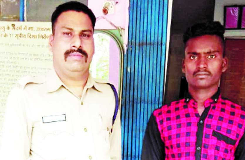 छात्रा का रास्ता रोक कर युवक ने कहा आई लव यू, फिर हाथ पकड़ कर करने लगा छेडख़ानी, छात्रा ने ऐसे सिखाया सबक... छात्रा का रास्ता रोक कर युवक ने कहा आई लव यू, फिर हाथ पकड़ कर करने लगा छेडख़ानी, छात्रा ने ऐसे सिखाया सबक...