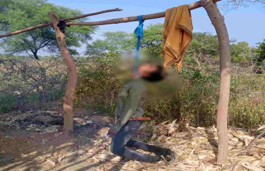 ग्रामीण कर रहे शव का अंतिम संस्कार करने से मना, रूठी पत्नी को मनाने गए युवक की हुई थी संदिग्ध मौत