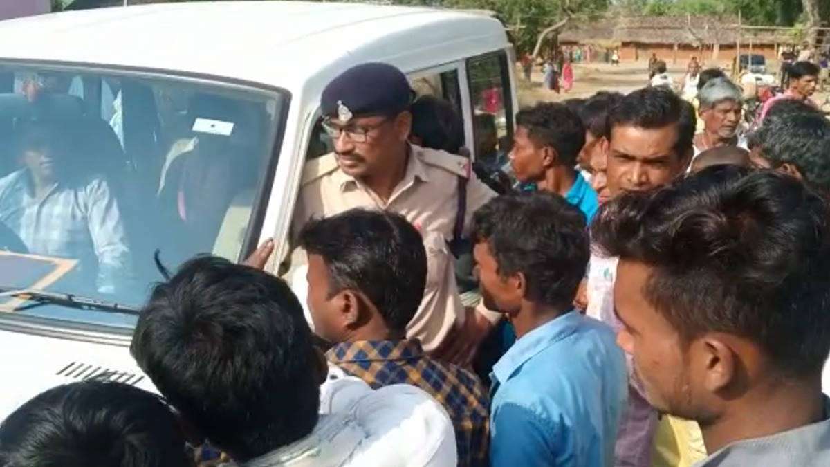 ग्रामीण कर रहे शव का अंतिम संस्कार करने से मना, रूठी पत्नी को मनाने गए युवक की हुई थी संदिग्ध मौत