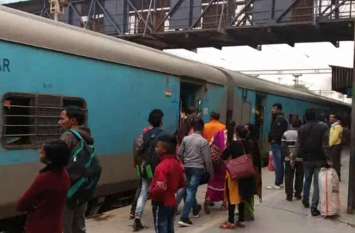 Three trains ahead of time, five trains delayed Passengers got upset तीन ट्रेने समय से पहले तो देरी से आई पांच ट्रेनें