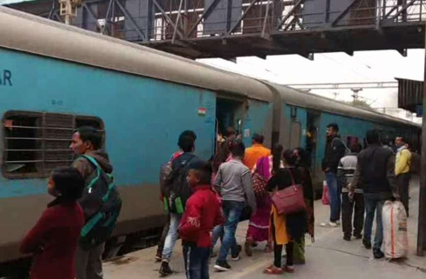 Three trains ahead of time, five trains delayed Passengers got upset तीन ट्रेने समय से पहले तो देरी से आई पांच ट्रेनें