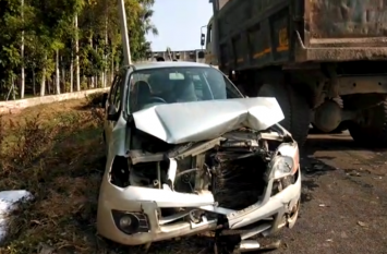 road accident in shamli many injured शादी समारोह में शामिल होने जा रही दो कारों में हुई भिड़ंत, दर्जनों लोग हुए घायल- देखें वीडियो