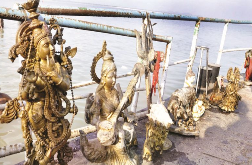 ब्रह्मपुत्र नदी में दिखा बड़ा चमत्कार, धड़ाधड़ निकलने लगी भगवान की मूर्तियां, छिपा है गहन रहस्य ब्रह्मपुत्र नदी में दिखा बड़ा चमत्कार, धड़ाधड़ निकलने लगी भगवान की मूर्तियां, छिपा है गहन रहस्य